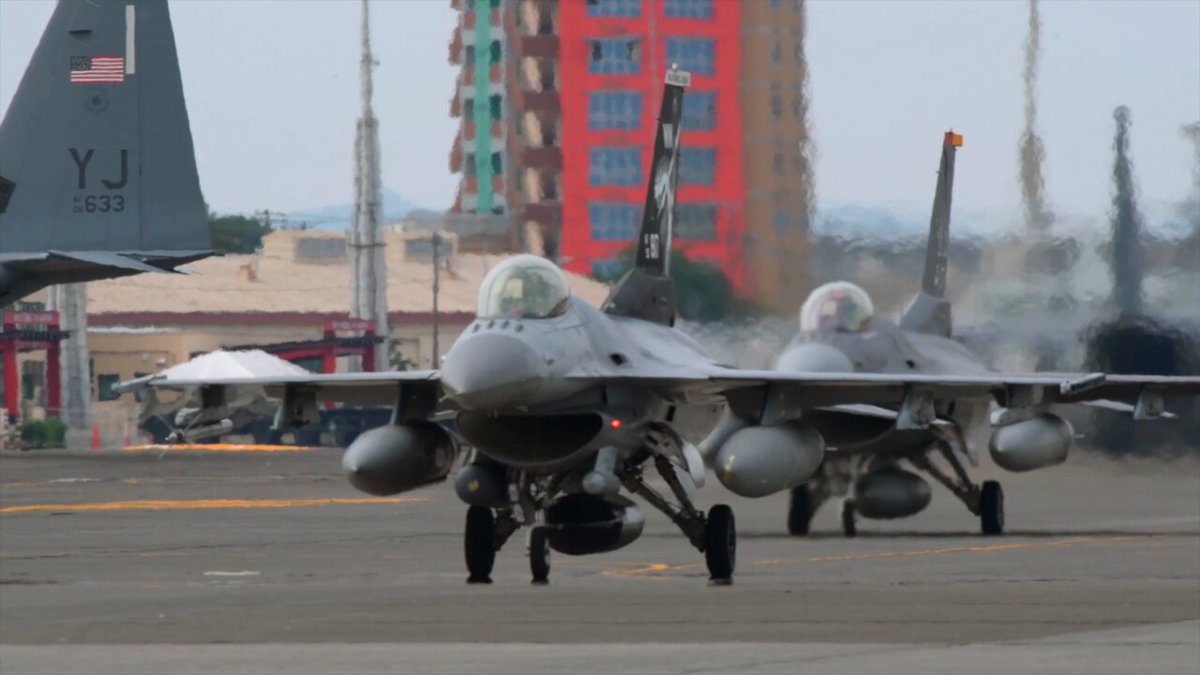 F-16demo team pacific airforces三沢基地　横田基地 横田基地友好祭2025 PACAF F-16 DEMO TEAM 飛行展示！！ - YouTube
