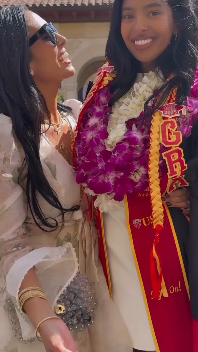 Kit Espina on X: "Vanessa Bryant's latest IG post: "Legacy. ❤️ @nataliabryant ~thank you @jeaniebuss for making this milestone even more special. #LakersFamily #USCGRAD #CumLaude 🎓🎉" https://t.co/iXcUn5aXYl" / X