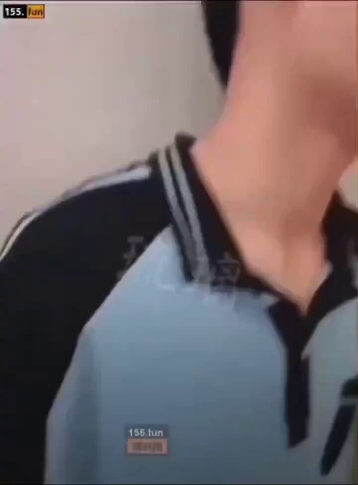 姐姐性隐犯了，跑到学校找可怜的这小弟弟，带进女厕所，弟弟第一次后入，半天找不到洞，给姐姐搞笑了    
