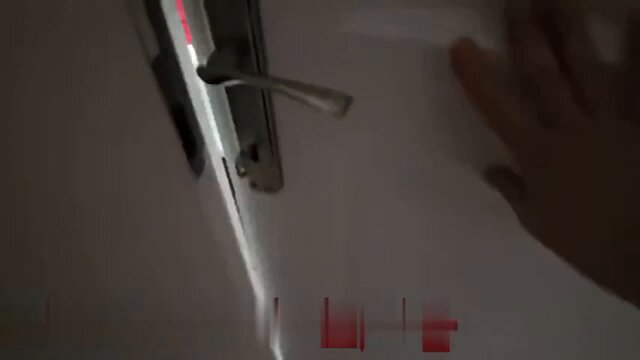 Türbanlı üvey abla kardeşini basıyor