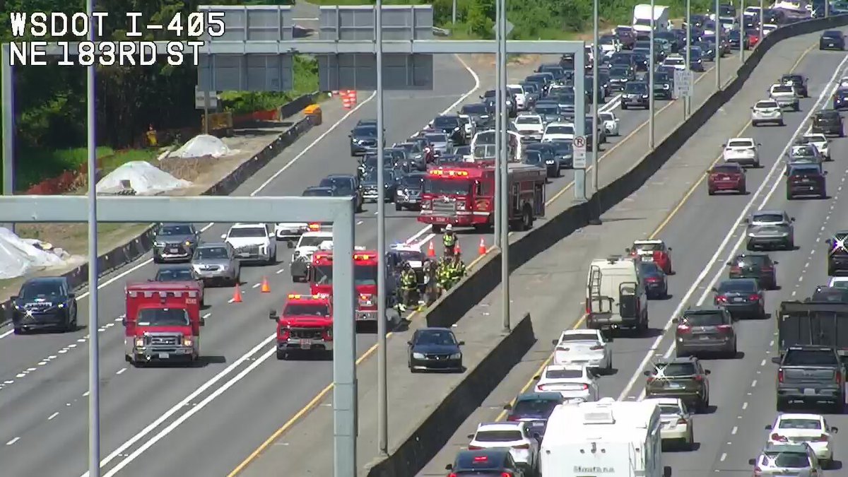 更新1:31 PM：SB I-405の左2レーンは、以前の衝突の後、SR