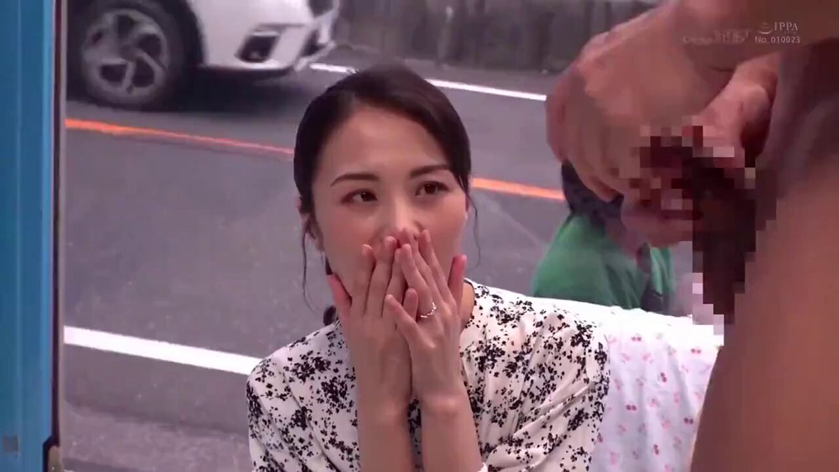 旦那と子供が近くにいるのに… 色気ある人妻はデカチンに…