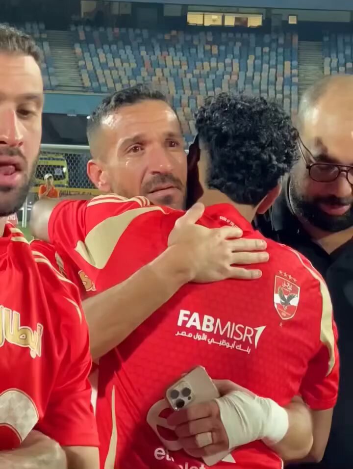 بعد مسيرة حافلة بالبطولات.. علي معلول يودع الأهلي بالدموع في ليلة التتويج