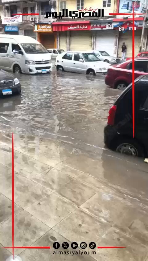 المياه غطت الرصيف.. آثار العاصفة الرعدية التي ضربت الإسكندرية ليلا. تصوير: آلاء محمود
