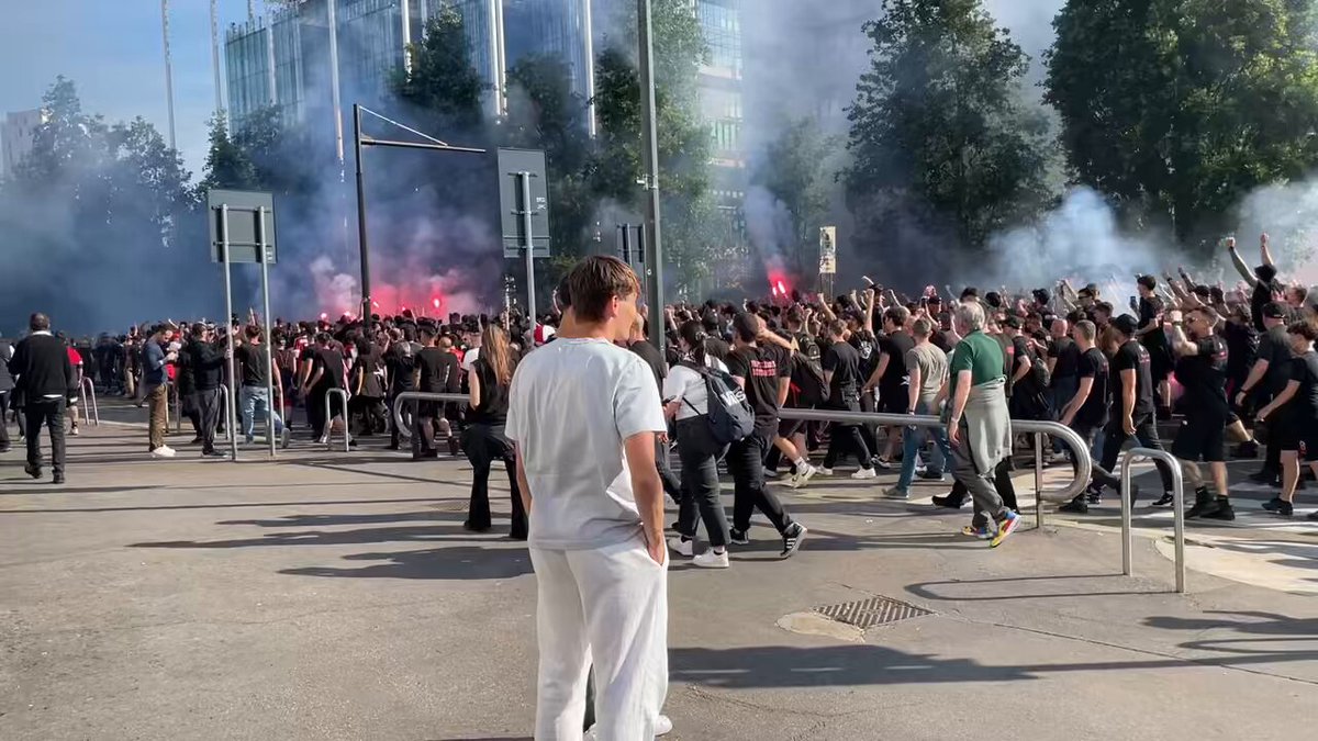 AC Milan 赤黒 スカーフ 公式ファンクラブ