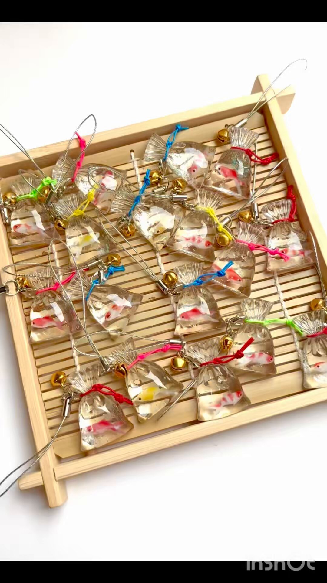 金魚と花の円形彫刻｜和の趣と吉祥を映す、白石と金属細工の調和 金魚と花の円形彫刻｜和の趣と吉祥を映す、白石と金属細工の調和