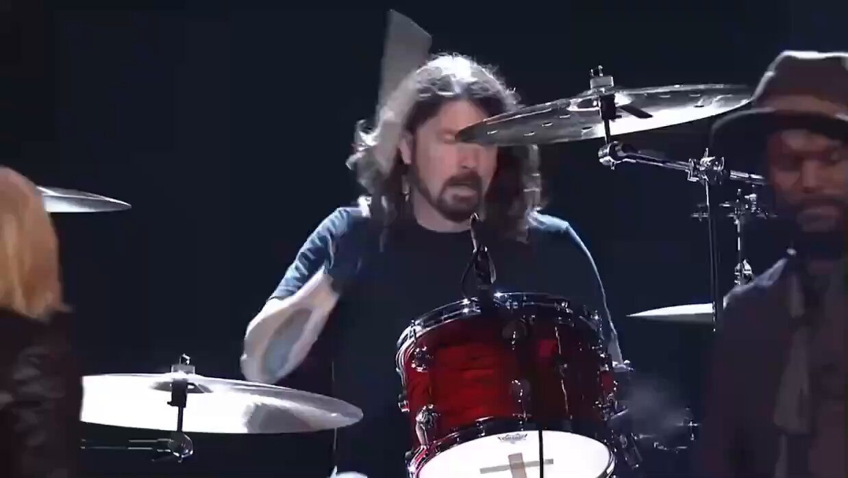 🎸 Rock History 🎸 on X: "Dave Grohl, Joe Walsh & Gary Clark Jr. perform  "While My Guitar Gently Weeps" by The Beatles (2014)  https://t.co/OeM1vGrQGa" / X
