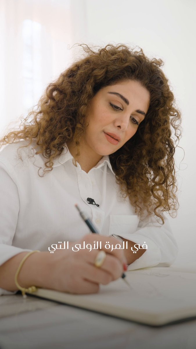 في كل قطعة تنسجها، قصة قصة نابعة من حبٍ طفولي للفن وتحديدا الرسم الذي تحول إلى فساتين تنسج حلماً كبير في عالم الموضة الواسع.. نبدأ رحلتنا في شهر يونيو مع المصممة اللبنانية سارة مراد ضمن سلسلة. Designer Takeover. من هي .. ومع كل حلقة ستكشف لنا فصلاً جديداً من الإبداع، حكايات النجاح والصعوبات والتصاميم التي تحيكها بإتقان... تابعوا الحلقة الأولى غدا. sara__murad #مجلة_هي