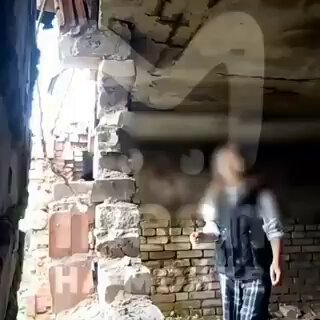 [問卦] 兩俄女抖音挑戰拆廢墟牆 被天花板壓扁