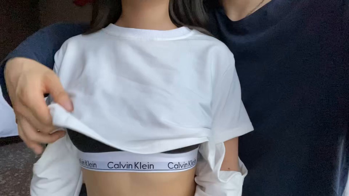形のいい巨乳をいじられながらスケベなベロチューしまくりのカルバンクラインガール