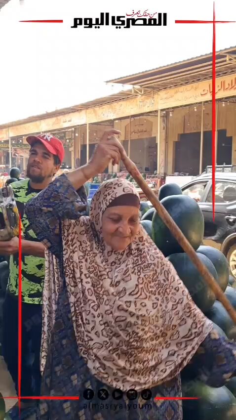 بالعصا.. سيدة ترقص فرحا بالبطيخ في سوق الجملة ببنها. تصوير: علي إسماعيل 
