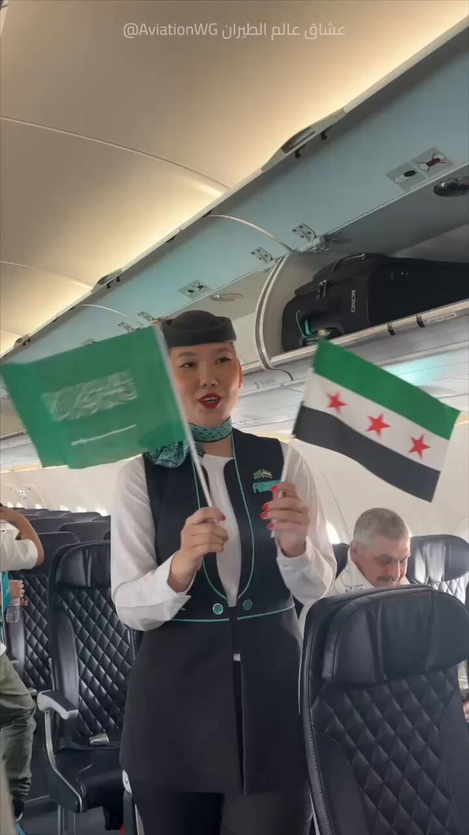 لحظات من تدشين طيران ناس لأولى رحلاته بين الرياض ودمشق بعد توقف دام لأكثر من 12 عاماً كأول ناقل سعودي يربط البلدين.. أجواء من الفرح والبهجة ترافق المسافرين في هذه اللحظة التاريخية 