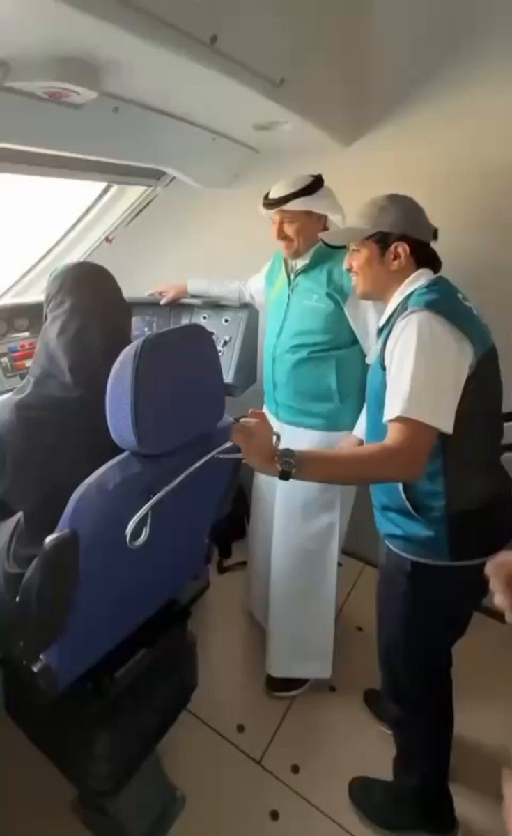 فيديو| الكابتن السعودية وجدان الجابر، تعبّر عن فخرها واعتزازها بخدمة ضيوف الرحمن من داخل قمرة قيادة قطار الحرمين السريع بسرعة 300 كم في الساعة، يرافقها وزير النقل والخدمات اللوجستية المهندس صالح الجاسر.. ابراهيم العلوي _في_الحج 