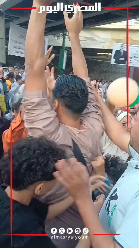 شاب يوزع فلوس على المصليين عقب صلاة العيد في أسيوط. تصوير: مدحت عرابي 
