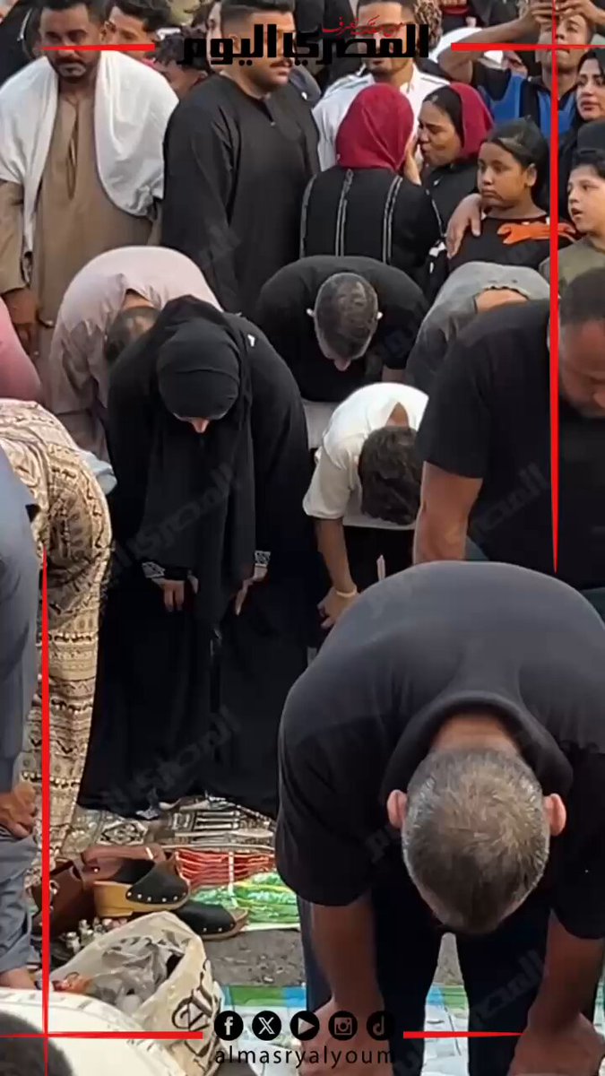 "مش لاقين مكان".. مصلين لا يستطيعون السجود بسبب الزحام بمسجد مصطفى محمود. تصوير: أسامة علي 