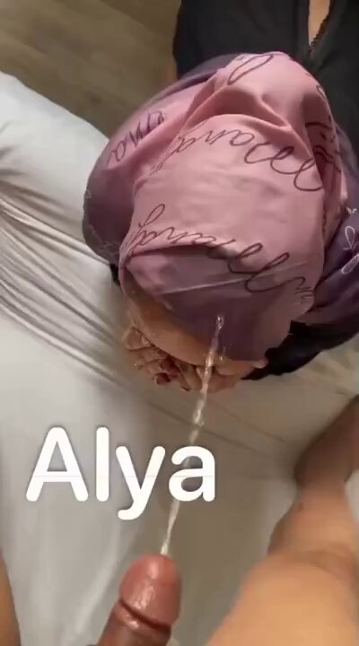 bu guru cantik doyan di kencingin sampe basah 