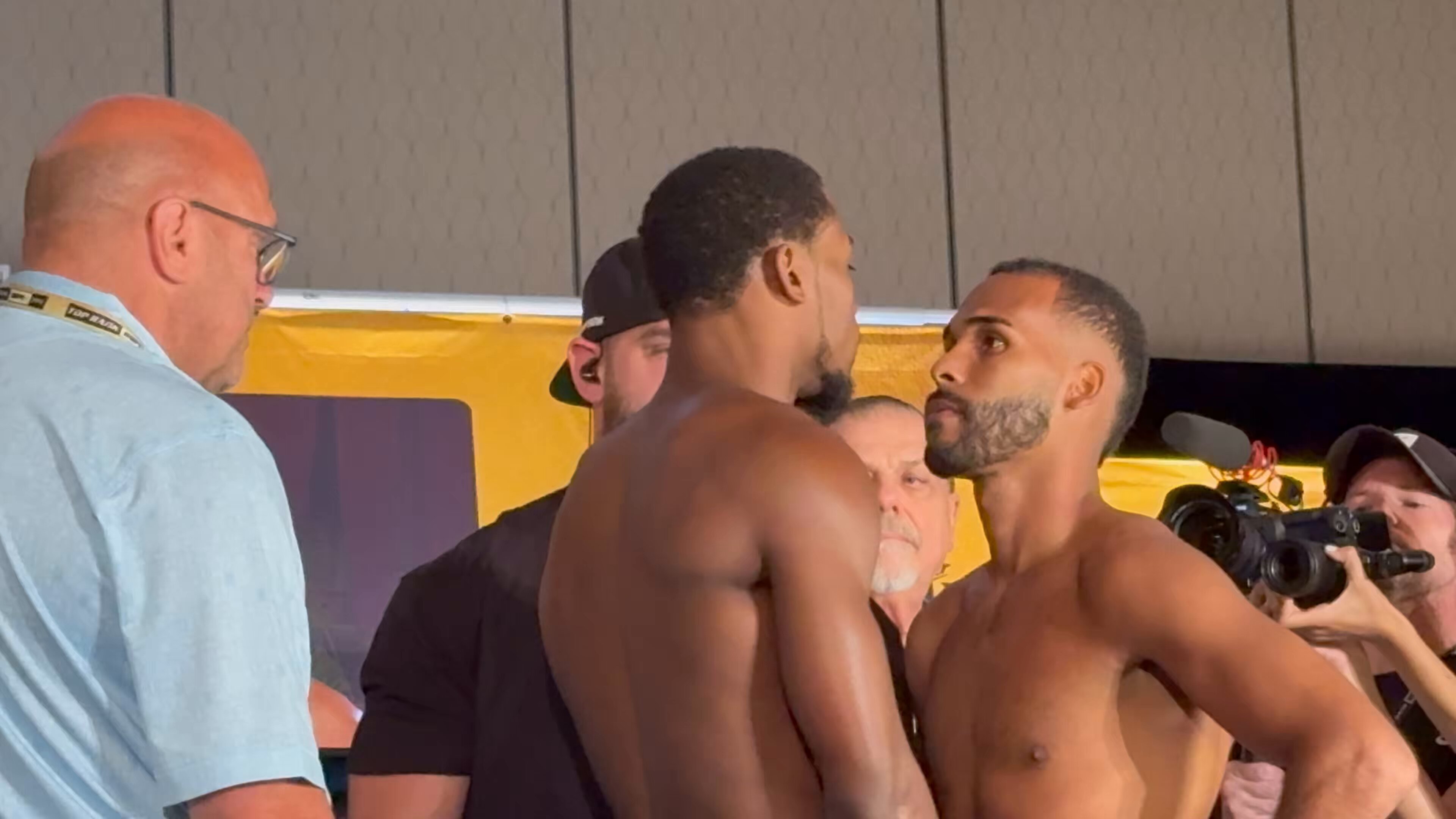 BOXING n BBQ on X: "⚖️‼️Keyshawn Davis vs Edwin De Los Santos‼️⚖️ Fight is  still going on even though Keyshawn is 4 pounds over. Keyshawn looks to  keep the WBO 🏆 while