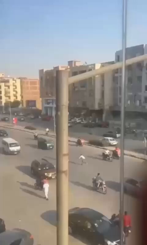فيديو | مطاردة مثيرة في أحد شوارع العاصمة المصرية القاهرة (الجمعة) لعجل هارب بين السيارات انطلق بين بسرعة، ما أدى إلى فوضى مرورية كادت أن تتسبب بحادثة مرورية. 