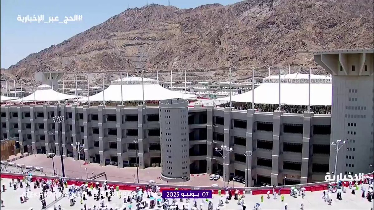 ضيوف الرحمن يتوافدون إلى منشأة الجمرات لرمي الجمرات في أول أيام التشريق، في مشاهد تسودها السلاسة والانسيابية #حج_1446ه 