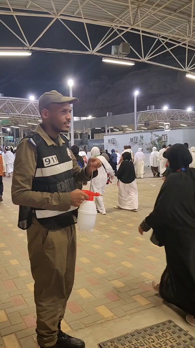 رجال الأمن يخففون وطأة حرارة الأجواء على الحجاج برش المياه الباردة _في_الحج عبر 
