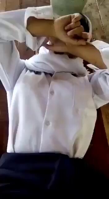anak sekolah main di gubuk