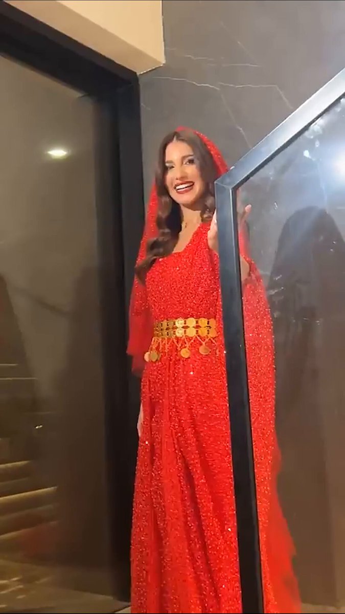باللون الأحمر و بأجواء تقليدية ليلة الحناء على طريقتها الخاصة. شيرين بيوتي تحتفل مع العريس أسامة مروة وأقرب المقرّبين 