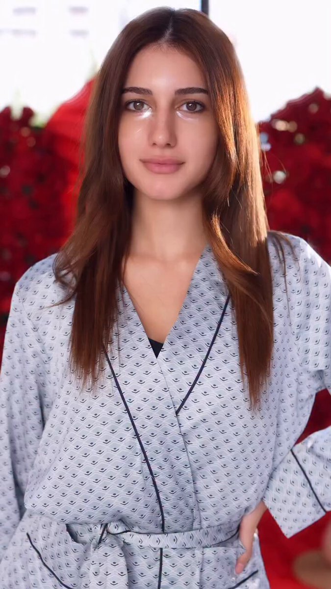في ليلة الحنة، تلتقي الأناقة بالأصالة.. شيرين بيوتي بإطلالة تجمع بين نعومة المكياج ورقي التفاصيل. ما رأيك في إطلالتها؟. الفيديو من حساب شيرين بيوتي 