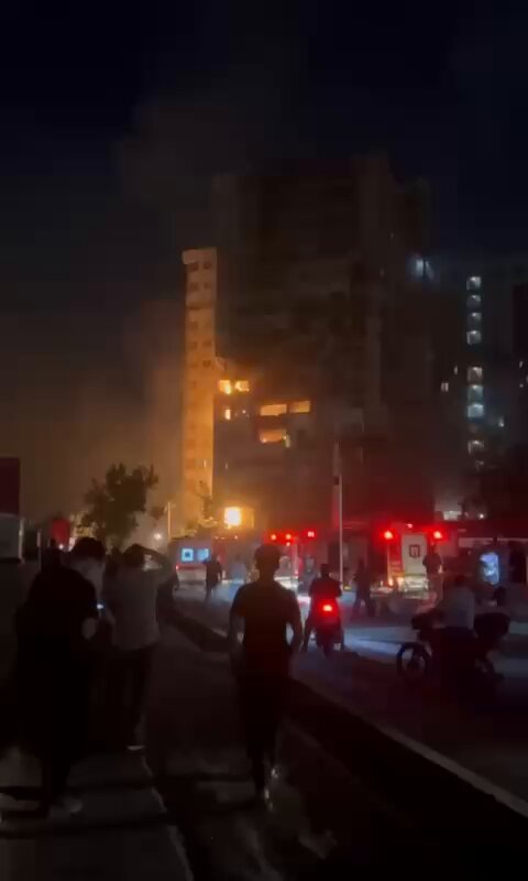 عاجل | فيديو متداول للهجوم الإسرائيلي على وحدات سكنية في منطقة سعادت آباد في إيران. 