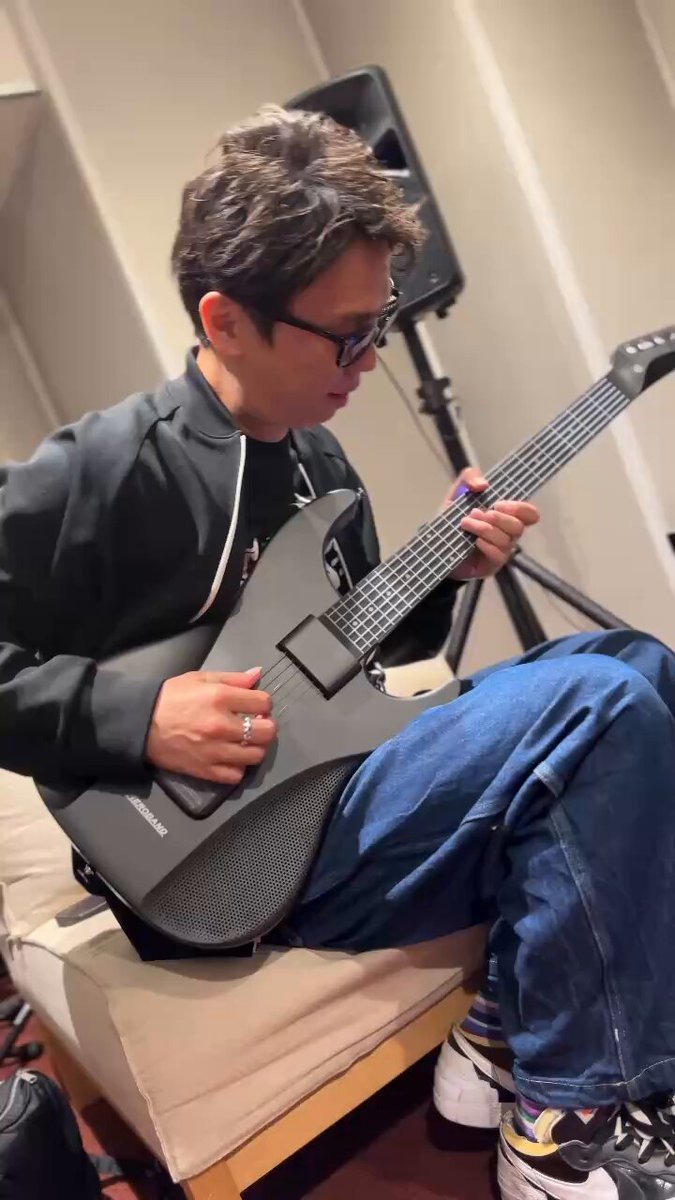 🎸 エアロバンド・スマートギター 日本最安値で登場！ 🎸 エアロバンド