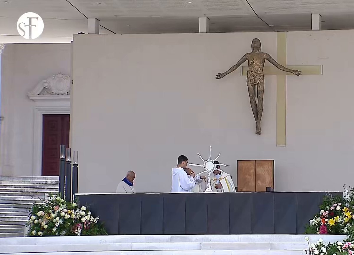 Ah, the ventilator monstrance is back... 
