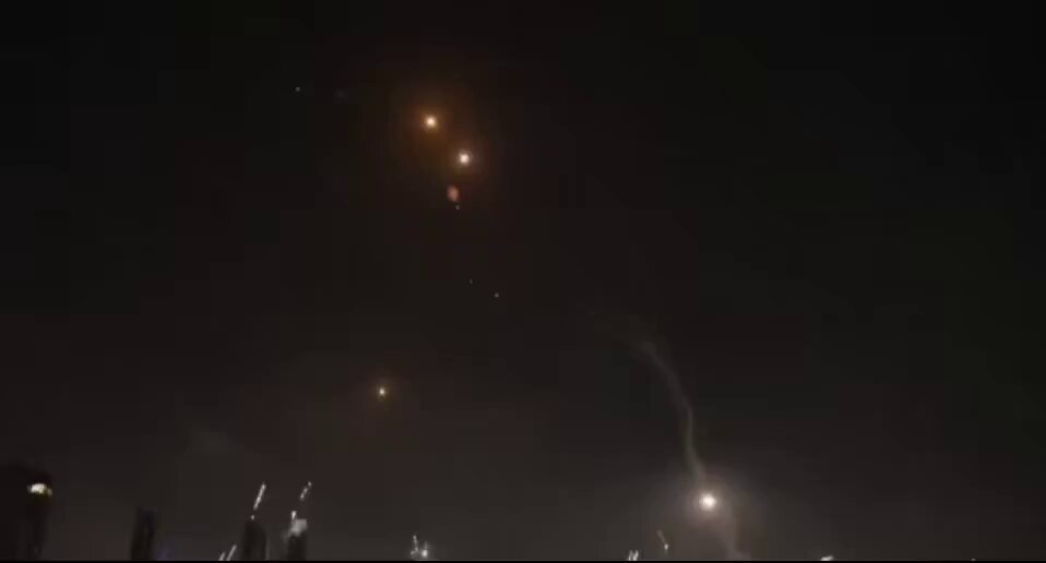 مشاهد لسقوط صاروخ إيراني وسط مدينة #تل_أبيب 