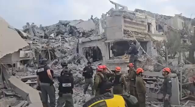 فيديو متداول.. دمار كبير لمبانٍ ومركباتٍ للمستوطنين بعد الصواريخ الايراني على تل أبيب #إسرائيل 