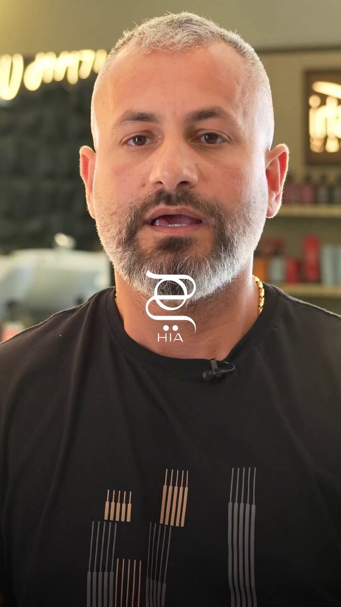 الشعر هو تاج العروس الحقيقي الذي يملك مفتاح سر تألقها يوم زفافها لذلك في سلسلة الحلقات الخاصة بِ عروس هي توجهنا إلى مصفف الشعر شربل طايع المختص في تسريحات شعر الأعراس لنتعرف منه على أهم النصائح للعروس من اختيار تسريحة الشعر المناسبة إلى حلول عملية للشعر القصير، ويكشف عن أفضل ستايل من تسريحات شعر الزفاف، وغيرها من خطوات ضرورية استعدادًا لليلة العمر #عروس_هي 
