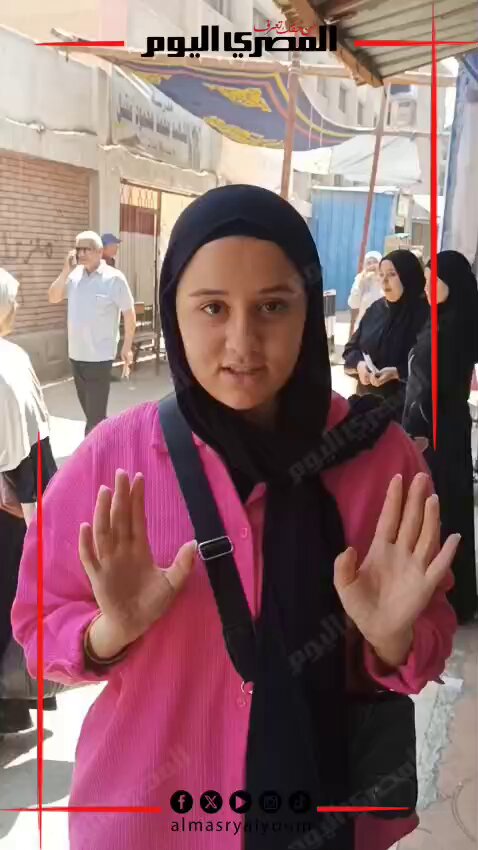 "الامتحان كله فرنساوي ومكناش فاهمين كلمة".. تعليق طالبات بالمحلة بعد أداء اللغة الأجنبية الثانية. تصوير : أحمد النوبي 