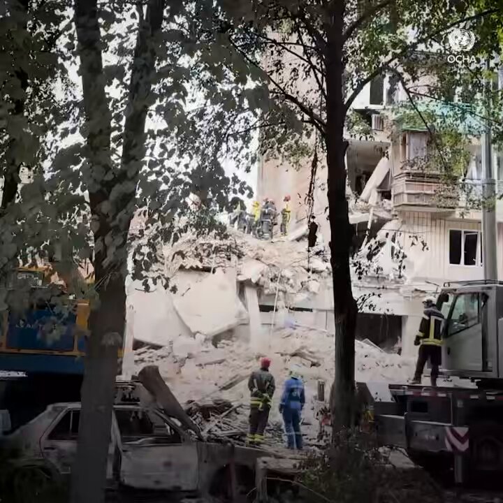 🟥 "Attacco devastante a Kyiv: 14 civili morti e oltre 100 feriti in una notte di bombardamenti russi"