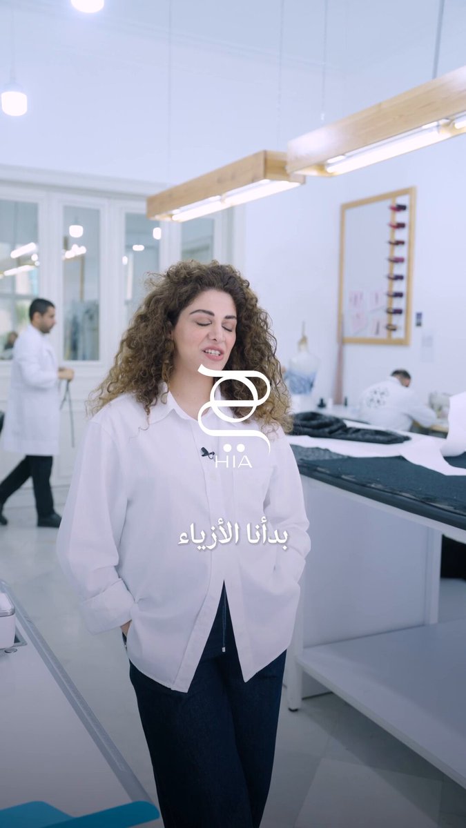 ندخل في الحلقة الثالثة من سلسلة Designer Takeover إلى تفاصيل عالم المصممة اللبنانية سارة مراد من مشغلها الخاص، ورؤيتها للأزياء الجاهزة والهوت كوتور، نتعرف على لوحة ألوانها المفضلة من الباستيل التي تضيف إليها مؤخرًا الغموض الأنثوي بالأسود، والقصة وراء فستان نادين لبكي في مهرجان كان، وكيف تحول إلى القطعة الأكثر مبيعًا بفضل تصميمه الأنيق 