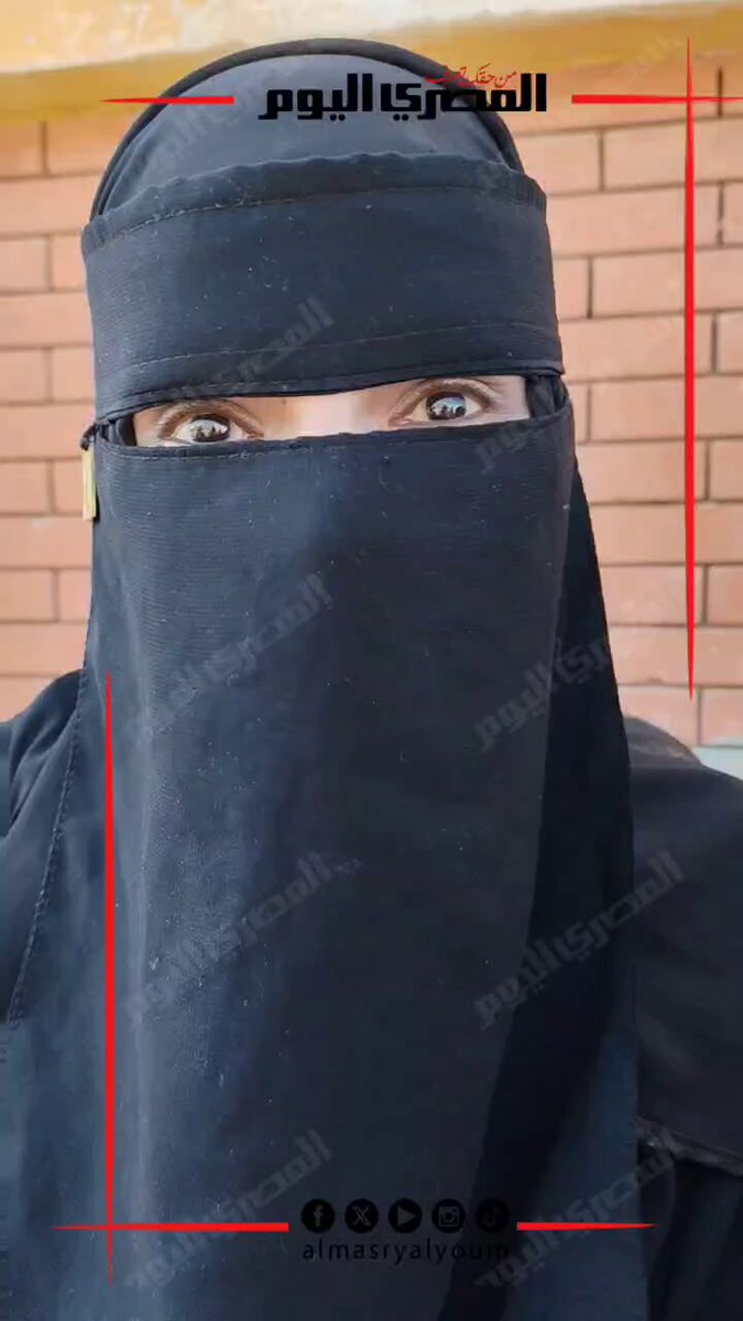 "يبصرون بعيونها".. أم ل 3 مكفوفين ببورسعيد: "أنا اللي بذاكر لهم بدون دروس خصوصية ونفسي يحققوا أحلامهم". تصوير: جهندا محمد 