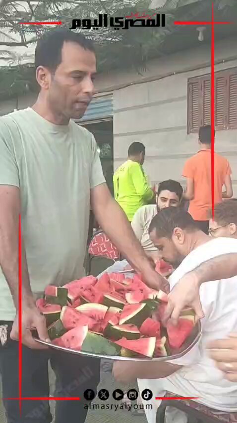 "الكل بياكل".. توزيع البطيخ على جمهور أغرب دورة كروية في مصر. تصوير: هند فاروق 