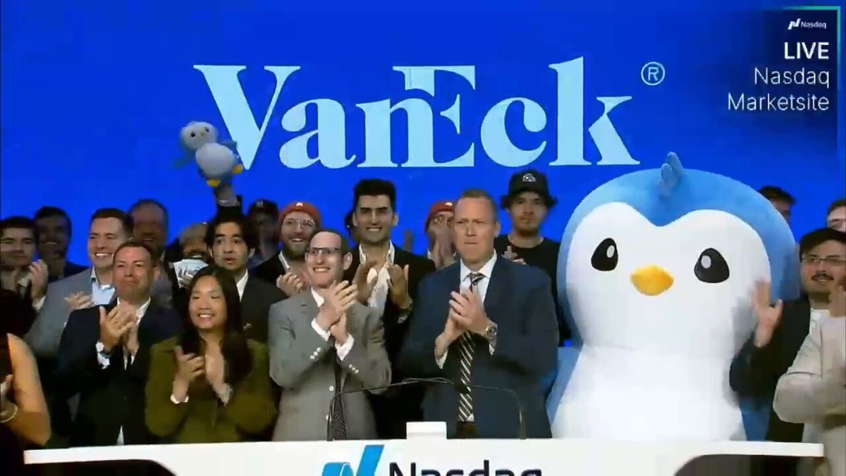 ペンギンマスコットと共にVanEckのナスダックベル鳴らし式
