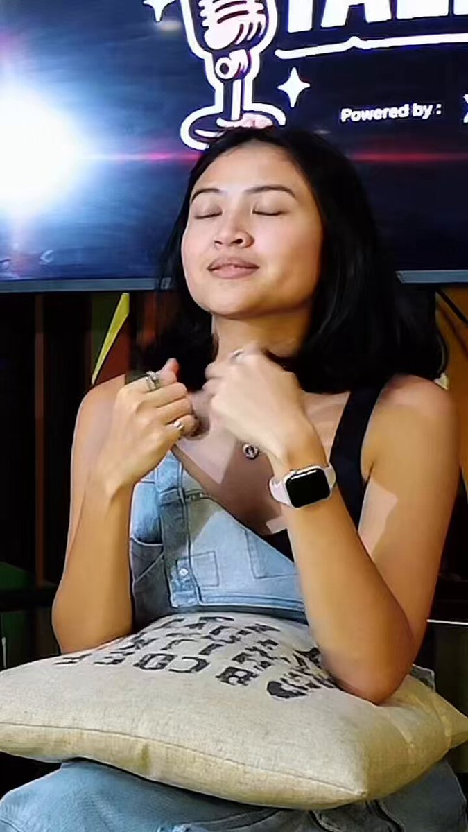 U dumbasini tanga bilan silkitadi