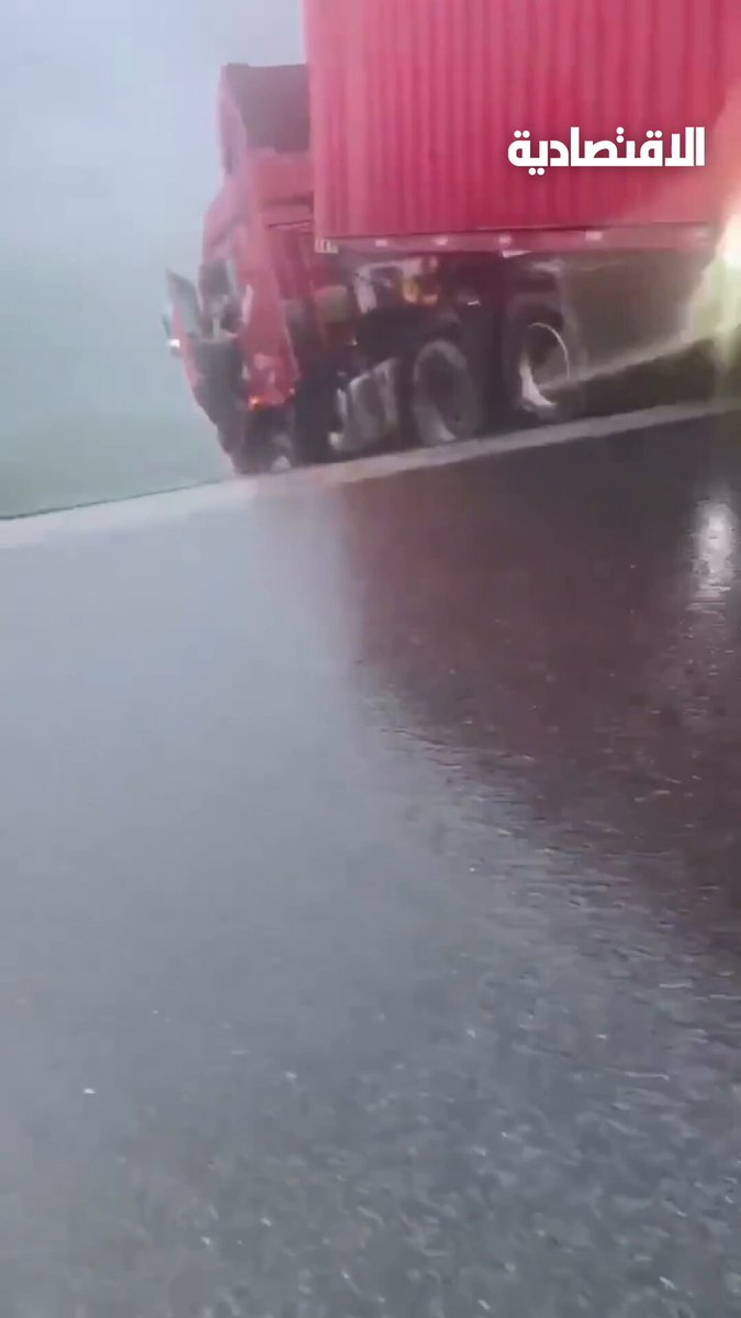 انهار الجسر لحظة مروره .. فبقي معلقا بالهواء. فيديو متداول لانهيار جسر في جنوب غرب الصين، اليوم، بسبب الأمطار الغزيرة 