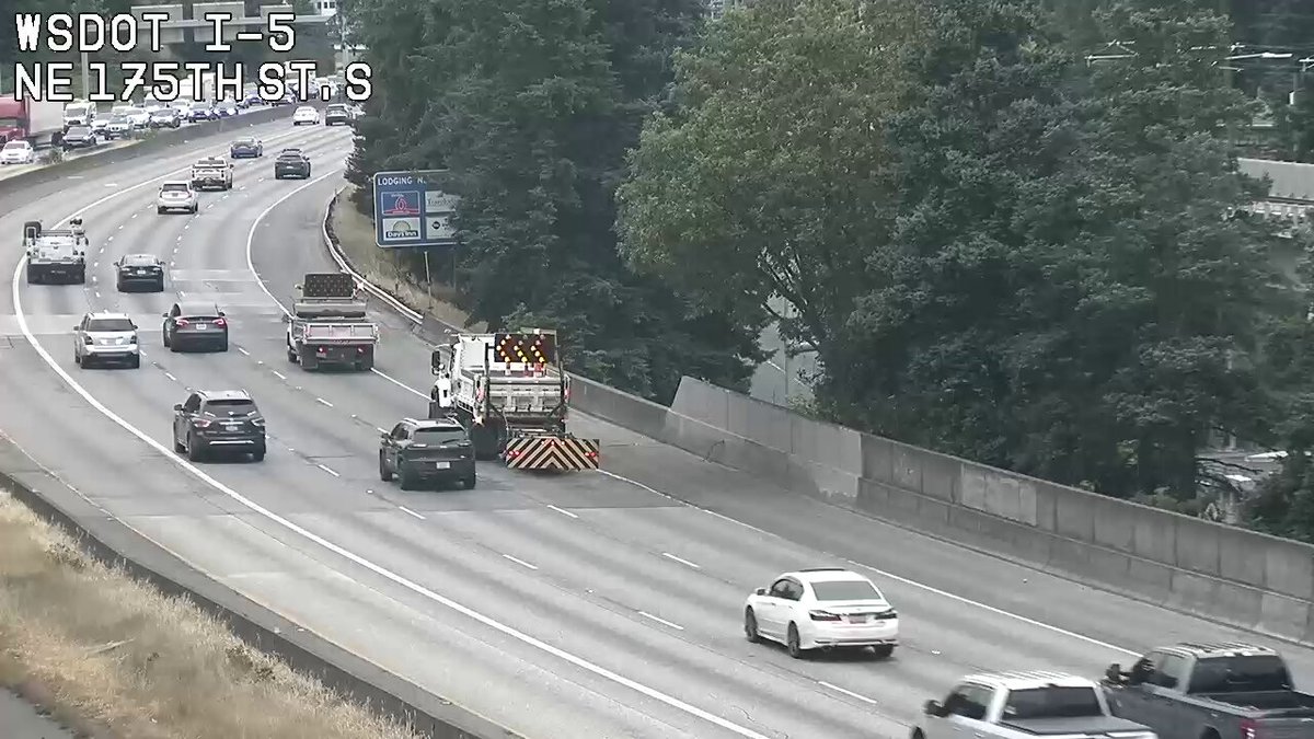 सचेत!रखरखाव एनबी I-5 के सही लेन में NE 17 वीं