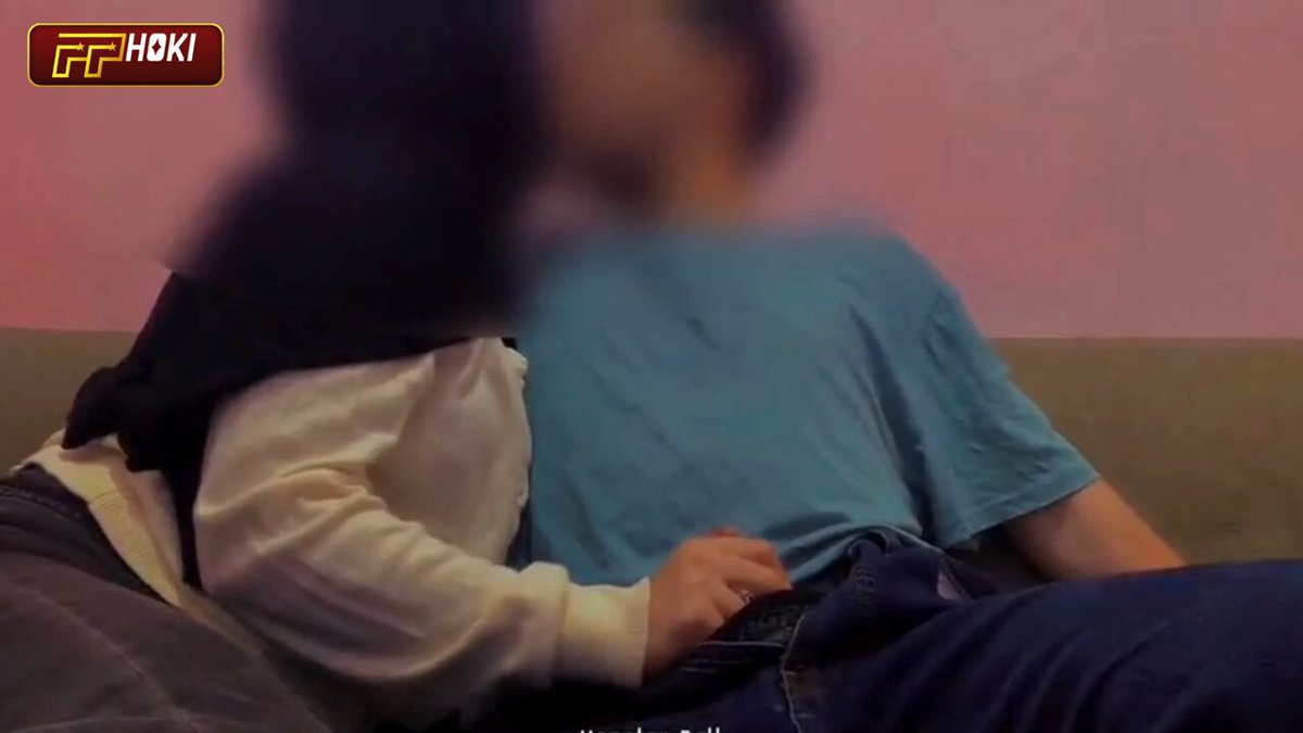 Nyepong Penis Pacar Di Ruang Tamu 