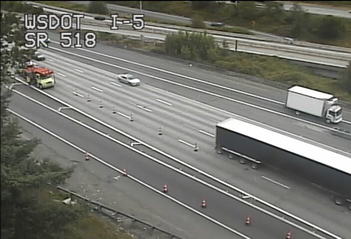 조심하세요! 교량 승무원들이 사우스센터의 I-405에 있는 SB I-5 오른쪽 차선에서