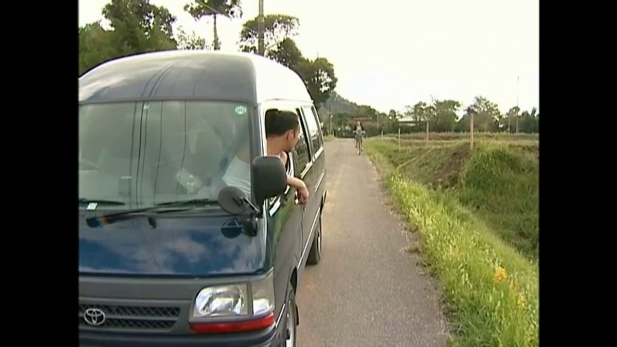 ワンボックスカーで待つ男。 自転車で近寄る女。 濃紺の車内へ消えた二人。 数分も立たぬまにギシギシと揺れる車。