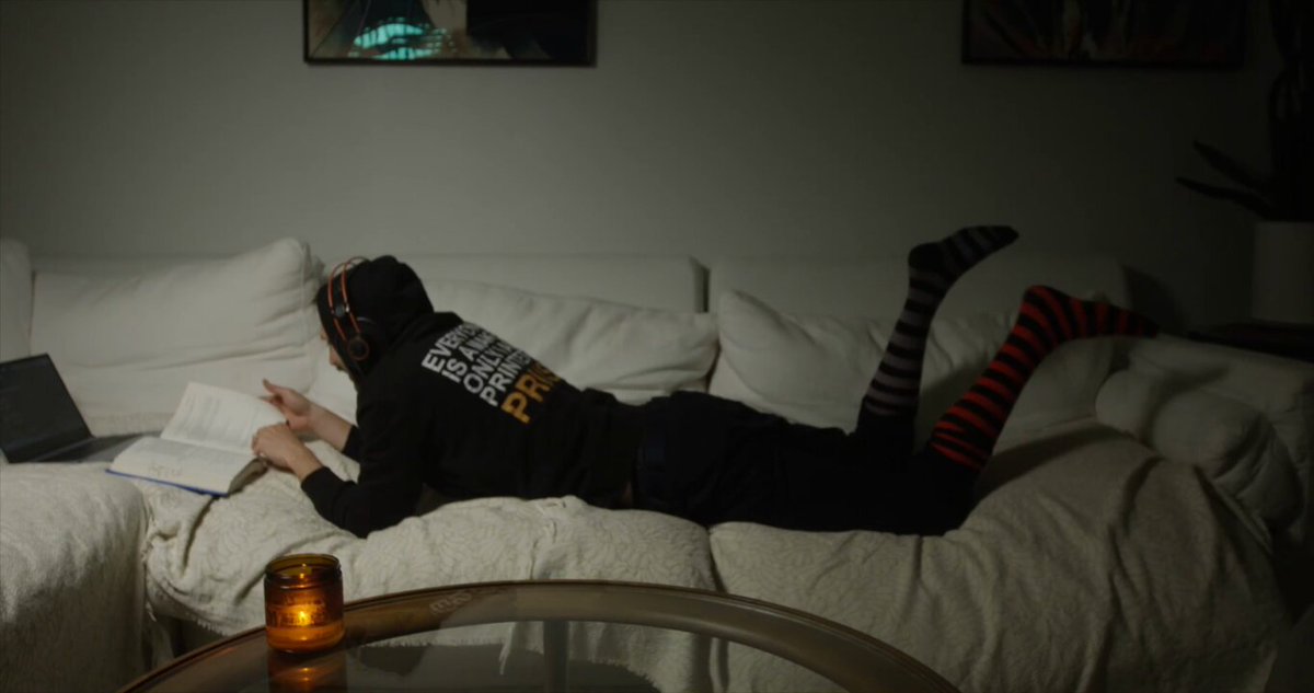 شخص يقرأ كتابًا على أريكة