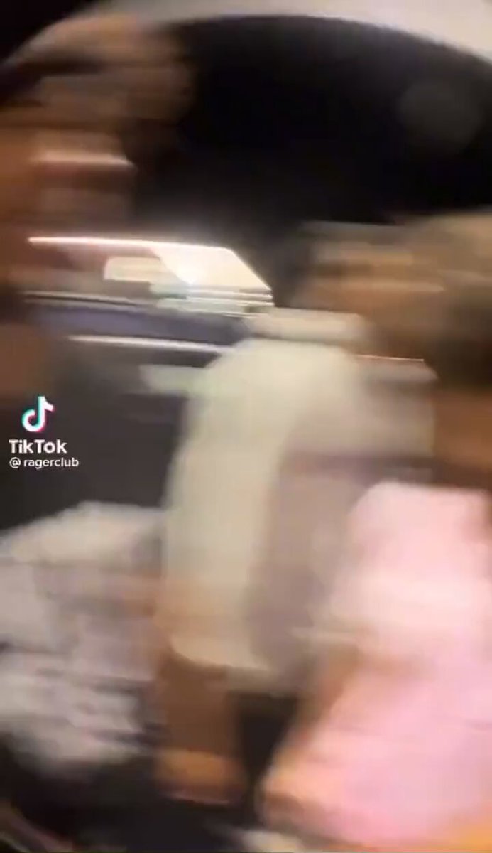 مجموعة من الأشخاص يرقصون بحيوية في مكان عام، يعكسون الطاقة النابضة لثقافة الميم.