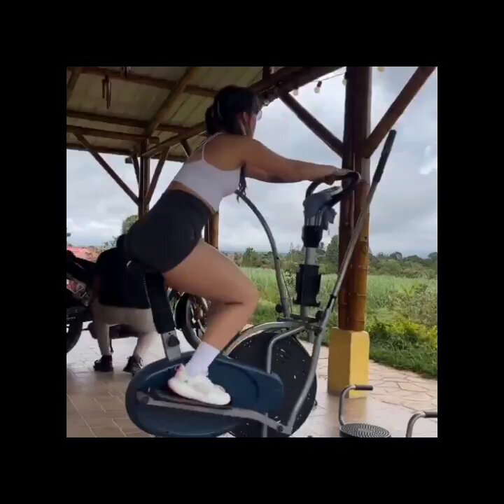 SUAMI LAGI NAIK LIAT ISTRI NGE GYM DILUAR RUMAH 