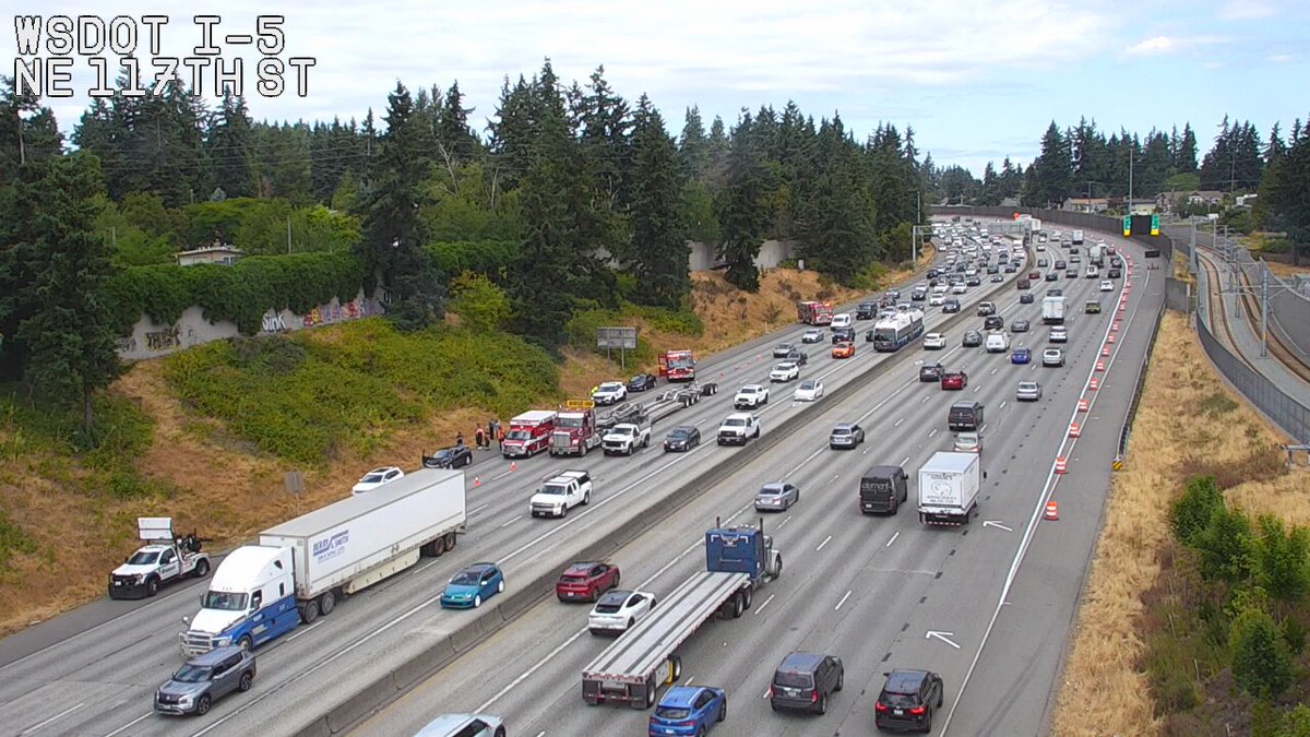 更新：Northgate Way以北的SB I-5的所有车道都很明显。更新1:26 pm：SB