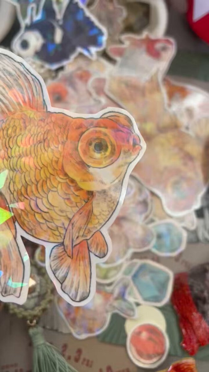 金魚と花の円形彫刻｜和の趣と吉祥を映す、白石と金属細工の調和 金魚と花の円形彫刻｜和の趣と吉祥を映す、白石と金属細工の調和
